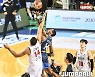 [JB포토] KCC와 KGC 경기 점프볼