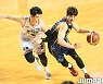 [JB포토] 돌파시도하는 KCC 김지완