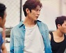 빅스 레오, 뮤지컬 ‘웨스트 사이드 스토리’ 첫 공연 성료…카멜레온 같은 캐릭터 소화력 호평