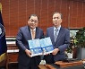 세계성시화운동본부, 총신대에 ‘김준곤 목사 심포지엄’ 논문 기증