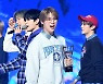 베리베리 연호, '1위 트로피 처음 들어올렸어요' [사진]