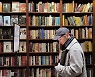 송중기, 뉴욕서 여유로운 일상 만끽…책 보는 모습마저 '훈훈'