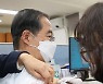 [포토]한덕수 총리, 코로나19 2가 백신 추가접종