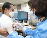 [포토]코로나19 2가 백신 추가접종하는 한덕수 국무총리