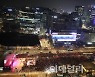 [포토]한국-우루과이 경기, 광화문에 펼쳐진 태극기
