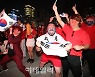 [포토]경기 3시간전부터 응원전 펼치는 붉은악마
