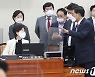 백혜련 정무위원장과 與 의원들, '내년도 예산안' 의결 두고 충돌