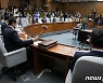 의사봉 두드리는 우상호 이태원참사 국정조사 특위원장