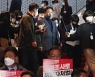 민주당 이태원참사 국조 서명운동 보고대회장 바라보는 정진석 비대위원장
