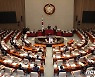 여야, 예비비 5.2조원 두고 대치…與 "원안대로" 野 "감액해야"