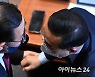 [포토]본회의장에서 대화 나누는 주호영-박홍근 원내대표