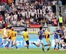 日 팬들 월드컵서 또 이 행동…FIFA·외신 극찬, 무슨 일?