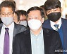 與 "이재명, 대장동 진실의 문 밖으로 혼자 나서야"