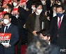 지나가는 주호영 국민의힘 원내대표