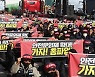 화물연대 총파업 돌입…"불법 엄단" 강대강 대치