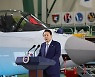 윤대통령, KF-21 전투기에 '엄지척'…"방위산업, 미래 성장동력"