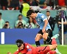 ‘마스크맨’ 손흥민, 집중견제 속 부상투혼...전국민의 가슴을 울렸다! [오!쎈 알 라이얀]