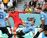 우루과이 슛 골대 맞고 '철렁' 전반 0-0