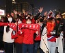 광화문에 울려 퍼진 ‘대한민국’… 거리두기 해제 후 첫 월드컵 거리응원 [밀착취재]