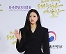 유아, 축하공연 하러 왔어요 [포토]