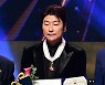 송강호, 보관문화훈장 수훈 “어렵고 힘든 시기, 위안 주는 연기할 것” [대중문화예술상]