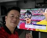 김태균, 월드컵 대표팀 우루과이전 열혈 응원 "무조건 필승" [리포트:컷]
