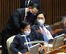 노웅래 의원에게 다가가 인사말 건네는 주호영 원내대표
