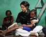 ‘김건희 안은 캄보디아 소년 찾는다’ 장경태 논란…與 “정신 온전한가”