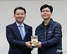 국회 근로자 대표에게 벌꿀 증정하는 이광재 사무총장
