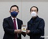 벌꿀 증정하는 주호영 원내대표