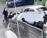 차량에 깔린 할머니 구조하는 시민들
