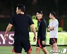 미소 짓는 이강인
