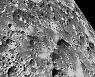 달 근접한 '오리온 우주선'이 찍은 달..."코 앞에서 보는 듯" [우주로 간다]