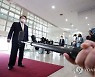 도어스테핑 중단 일주일…대통령실 "고민의 시간 더 필요"