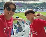 이동국, 아들 시안이와 카타르 현지 응원…붉은악마 변신