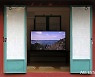 제주 삼성혈에서 보는 박지혜 작가의 영상 '세 개의 문과 하나의 거울'