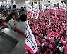 학교 비정규직 총파업…"학생 볼모로" 지적도