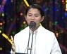 ‘헤어질 결심’ 박찬욱 감독상 수상…김신영 “편견 깨주신 분”(43회 청룡영화상)
