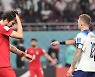 콜라나 마시며 축구나 보라고? 비정치적 월드컵이라는 위선 [강소희·서효인의 작전타임]