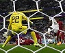 '월드컵 첫 골' 카타르, 16강 첫 탈락 굴욕…세네갈에 1:3 완패