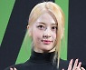 르세라핌 허윤진, 금빛 인사[포토엔HD]
