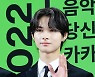 [T포토] 니키 '훈훈함 터지는 막내'