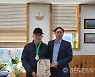 백두대간트레일 첫 완주자는 73세 김정묵씨