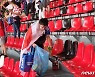 패배에도 또 청소한 일본 팬들…"축구를 존중한다면 해야 할 일"