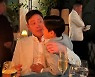 아들과 ‘속닥속닥’…정용진 “대화 내용 절대 밝힐 수 없음”