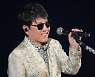 ‘21세기가 간절히 원했다’…‘진행형’ 가왕 조용필의 결정적 찰나 [고승희의 리와인드]