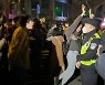 "시진핑 물러나라” 구호까지…中 코로나 봉쇄 반대 시위 확산