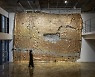 El Anatsui turns bottle caps into glittering golden tapestry at second show in Seoul