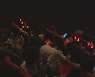 영화관에 모인 붉은 물결…목청껏 "대~한민국"