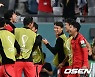 조규성 멀티골에 미소짓는 손흥민 [사진]